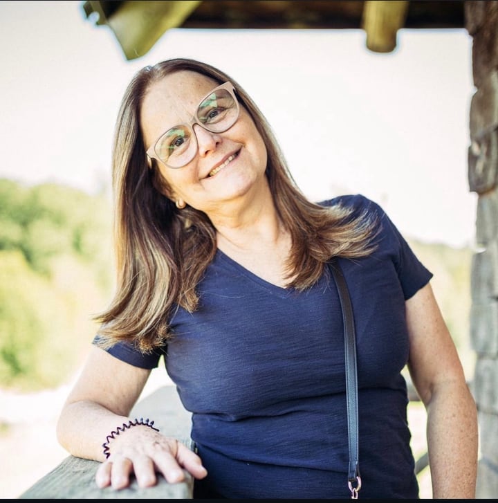 Denise Arantes cuidando de uma cliente no salão